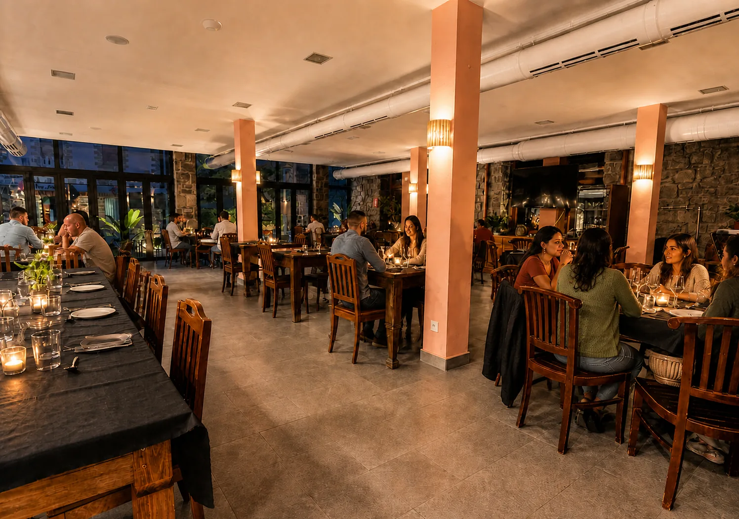 Salón principal de El Parador de San Martín por la noche